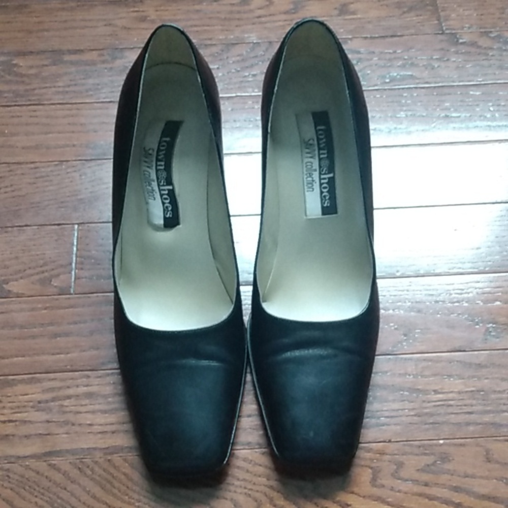 Town Shoes square toe black leather pumps size 9